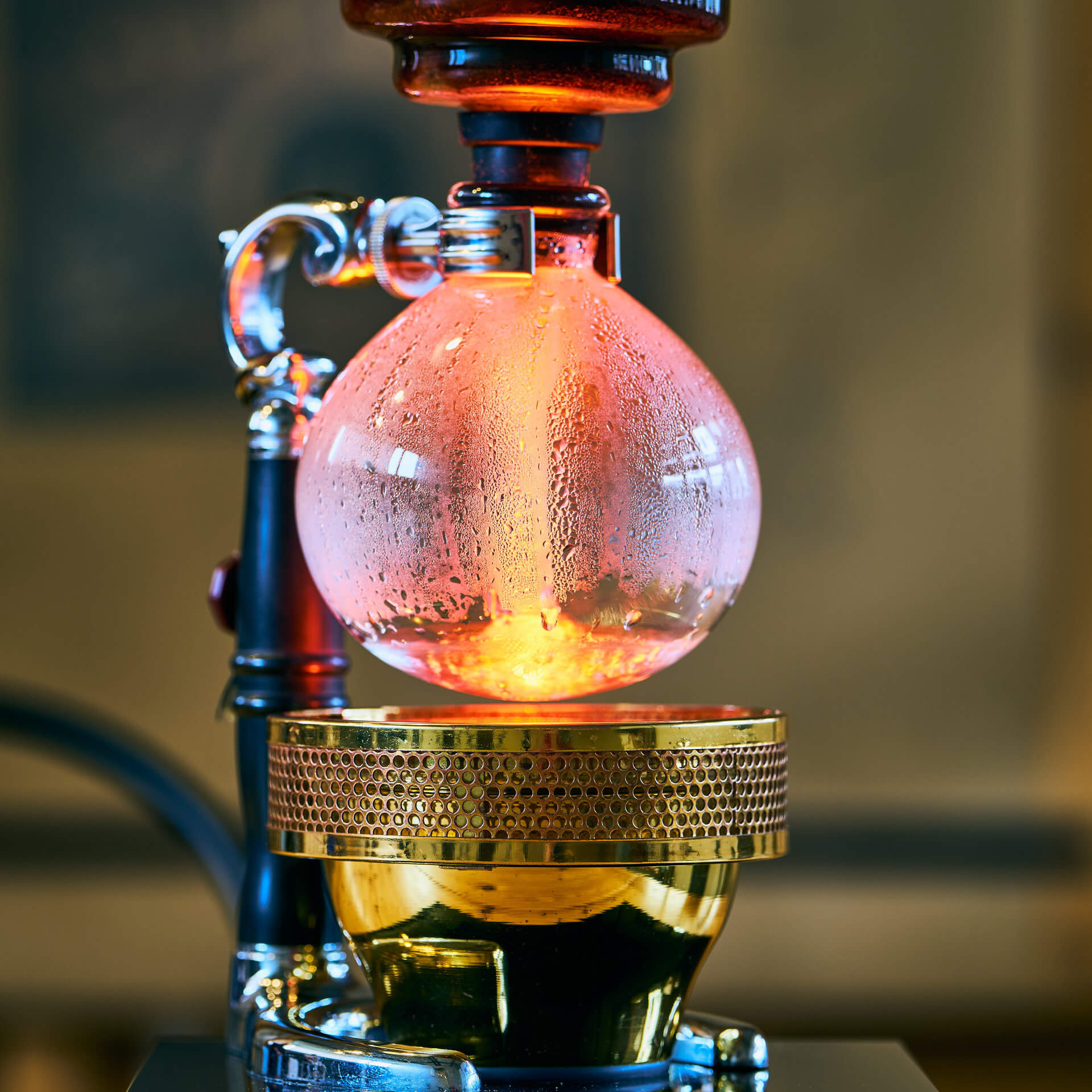 A photo of the siphon method of brewing