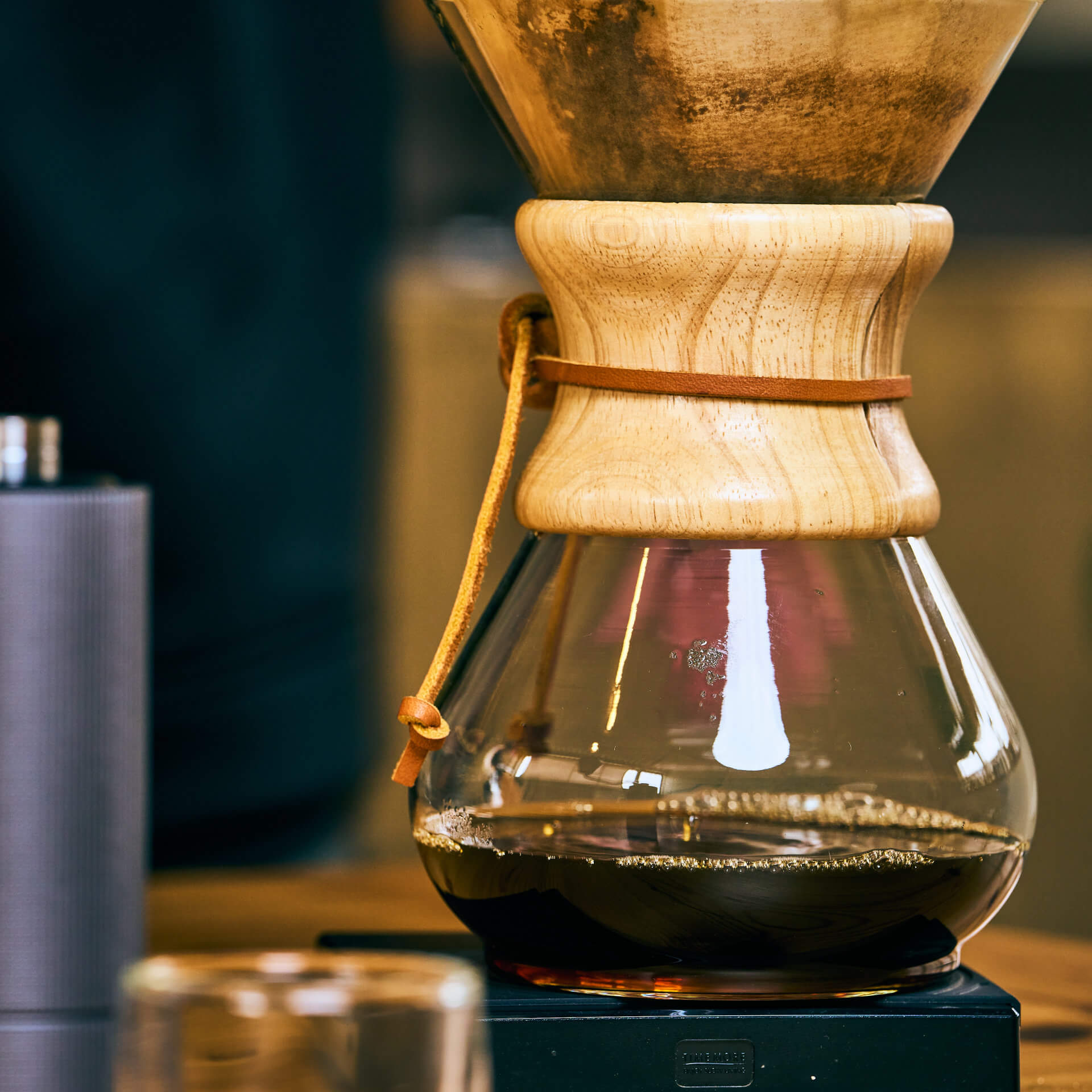 A photo of the chemex method of brewing